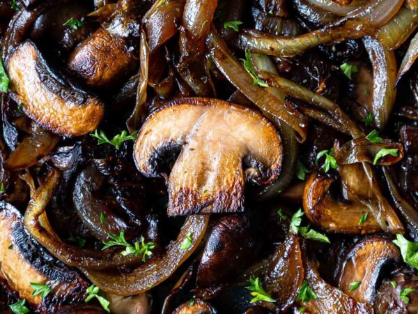 Gekarameliseerde ui en champignons