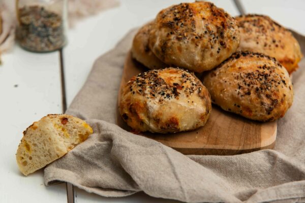 Everything bagel cheddar broodjes Everything bagel cheddar broodjes