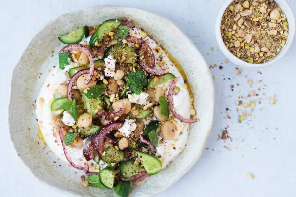 Yoghurt bowl met crispy limabonen & pistache dukkah