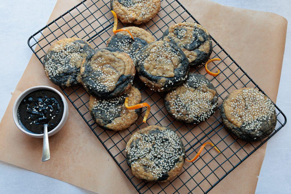 Gemarmerde sinaasappel en zwarte sesam koekjes Gemarmerde sinaasappel en zwarte sesam koekjes