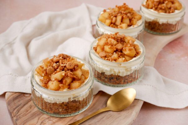 No-bake appel-cheesecake cups met speculaas en pecan