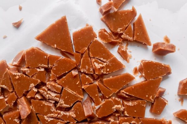 Zelfgemaakte krokante toffee stukjes Zelfgemaakte krokante toffee stukjes