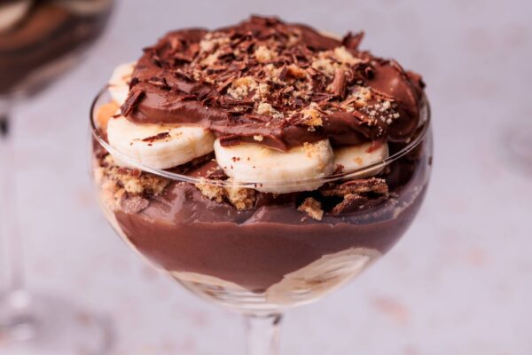 Chocoladepudding met banaan en koekjes