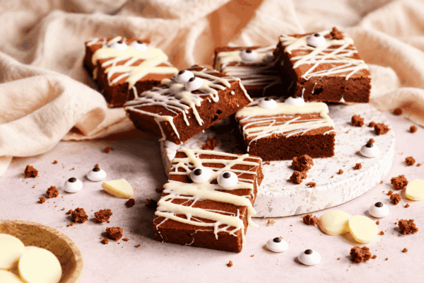 Halloween chocoladecake mummies Halloween chocoladecake mummies