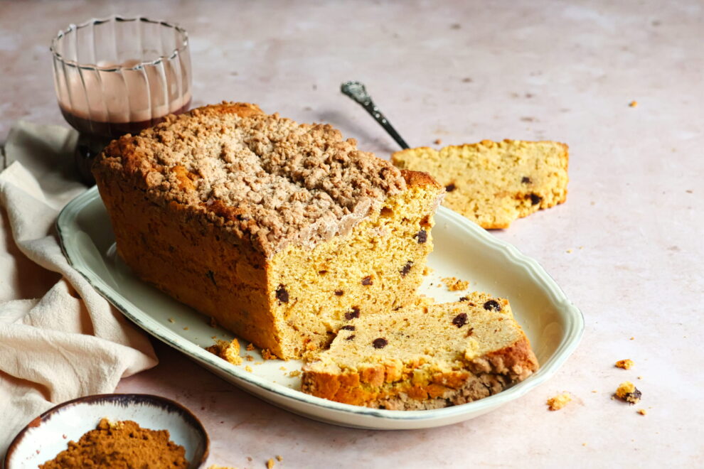 Chocolate chip pompoencake met speculaaskruimels Chocolate chip pompoencake met speculaaskruimels